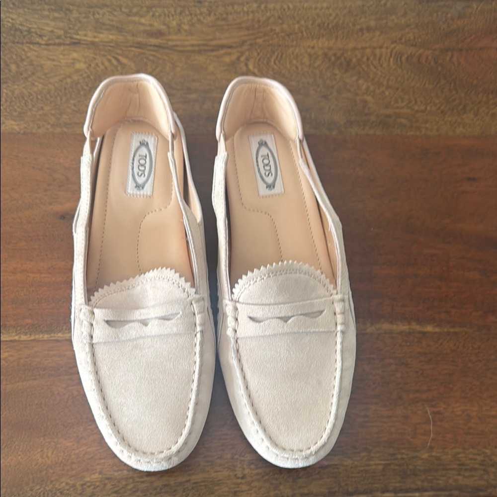 Tod's Cream Flats Elegant Loafers - never worn!